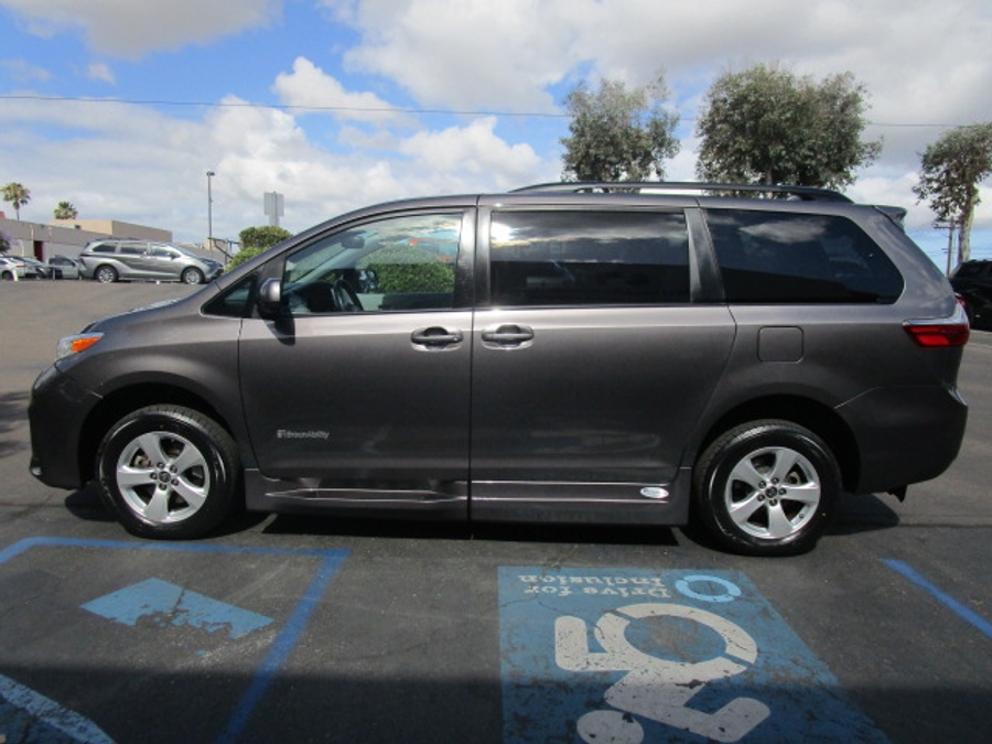Used 2020 Toyota Sienna LE - BraunAbility Side Entry Entry Fold Out Automatic Ramp