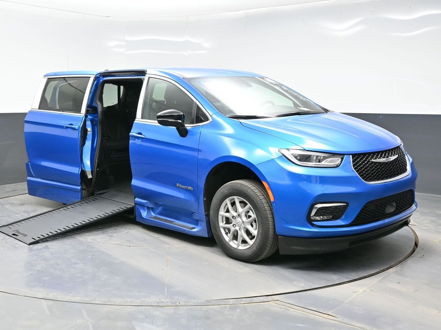 New 2026 Chrysler Pacifica Select Safety - BraunAbility Side Entry Entry In Floor Automatic Ramp