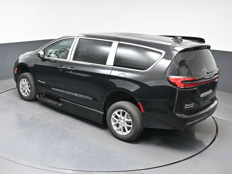 Black Chrysler Pacifica image number 21