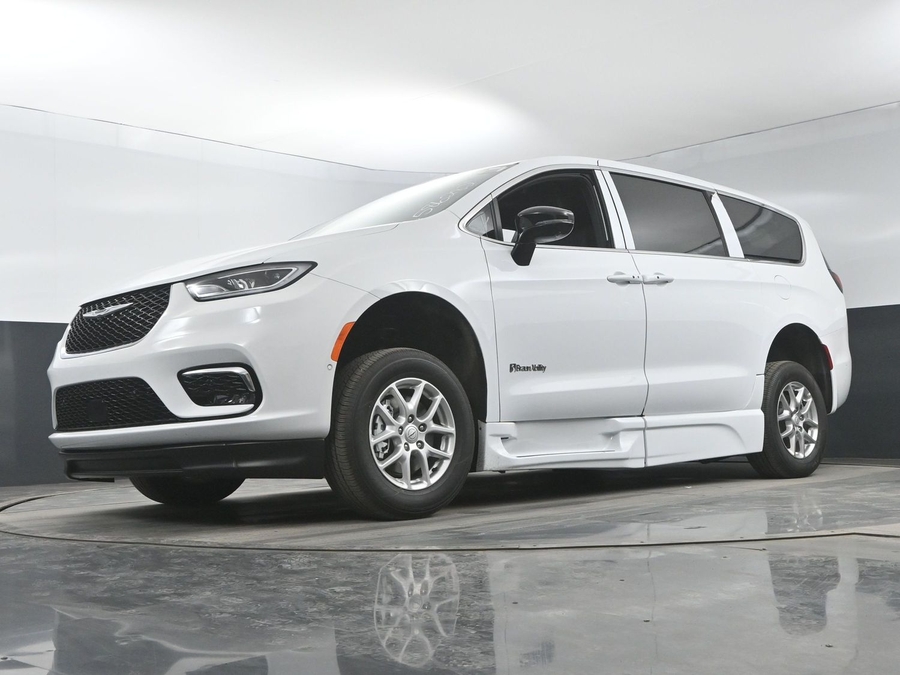 New 2025 Chrysler Pacifica Select Safety - BraunAbility Side Entry Entry Fold Out Automatic Ramp