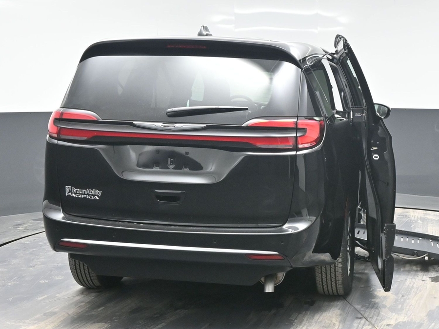 Black Chrysler Pacifica image number 5