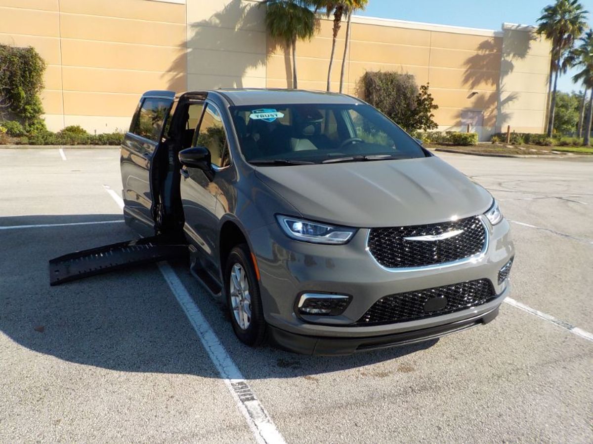 2025 Chrysler Pacifica Select's photo