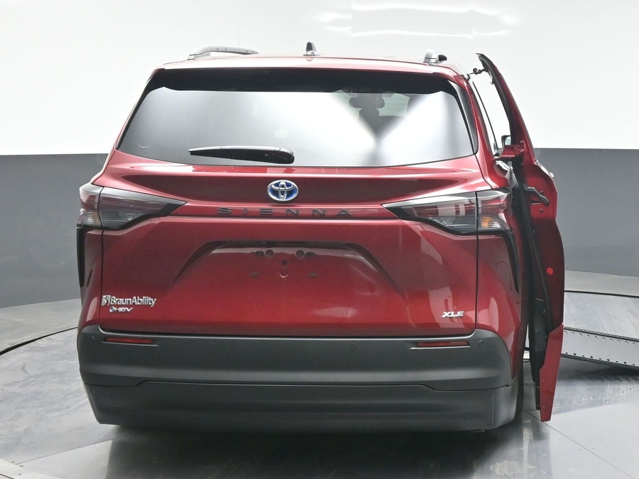 New 2025 Toyota Sienna Hybrid XLE Plus - BraunAbility Side Entry Entry In Floor Automatic Ramp