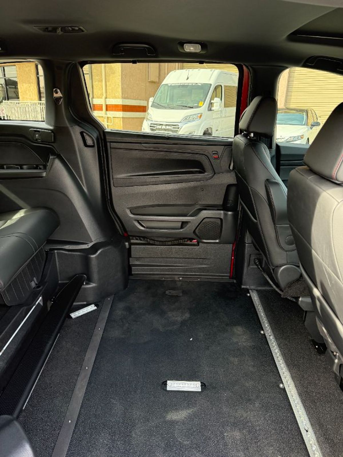 Red Honda Odyssey image number 4