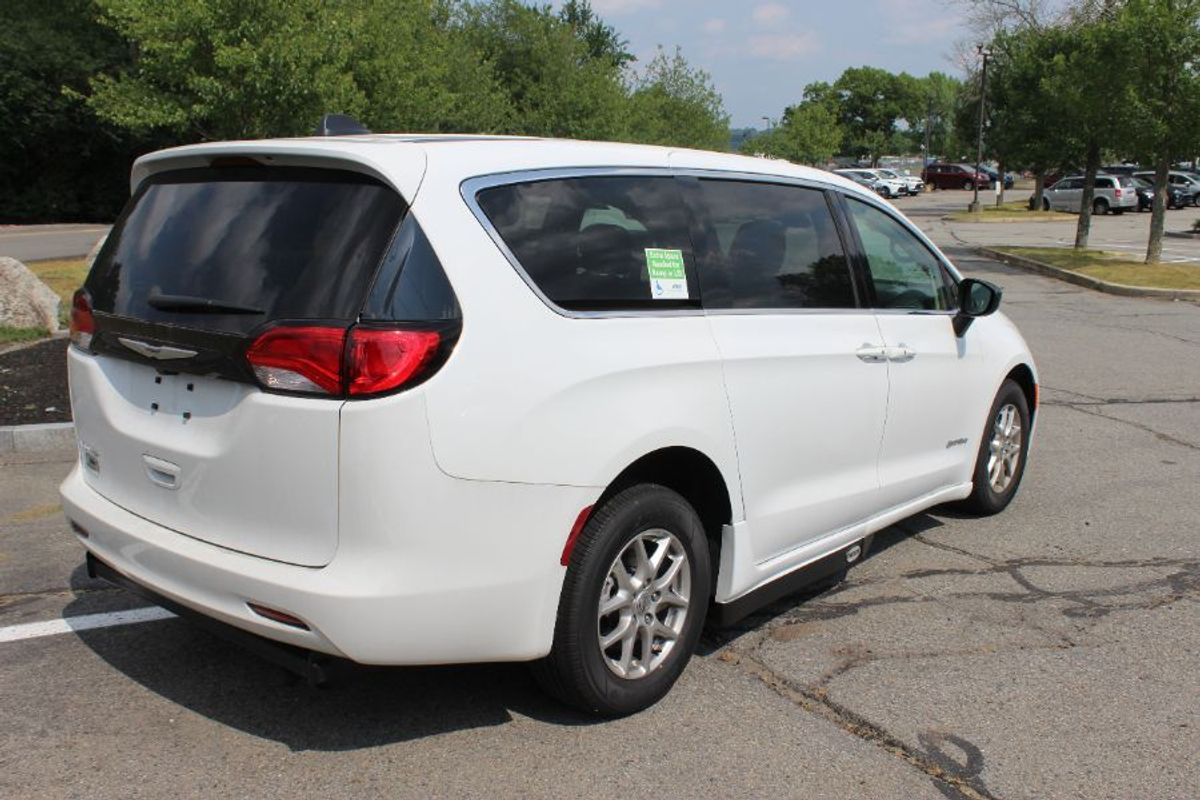 White Chrysler Voyager image number 5
