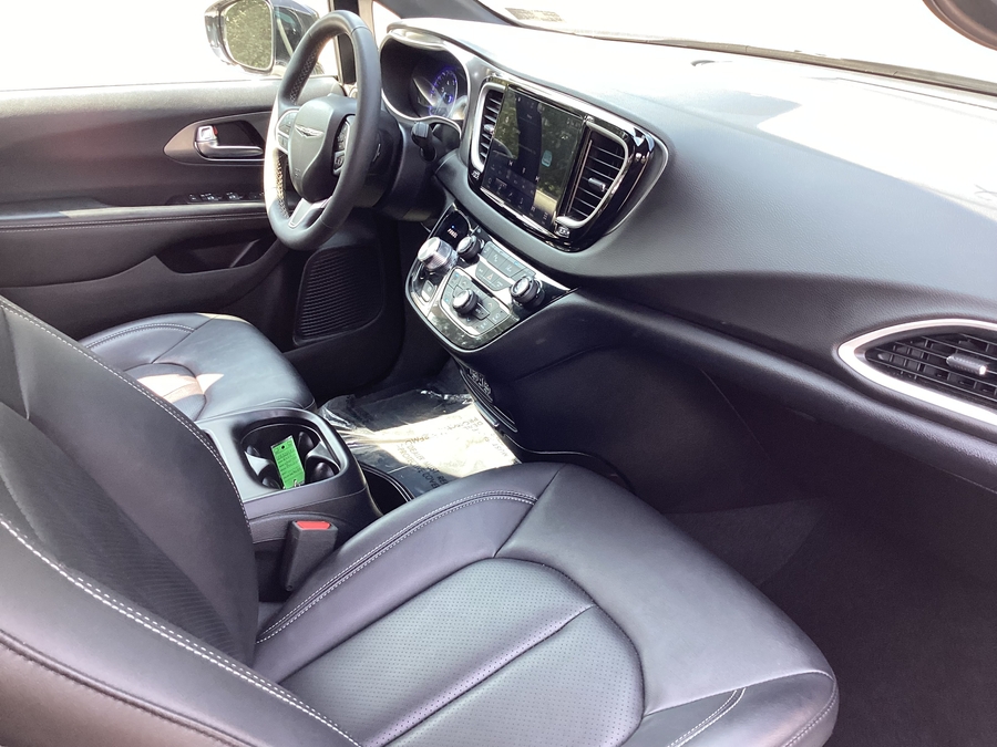 White Chrysler Pacifica image number 17