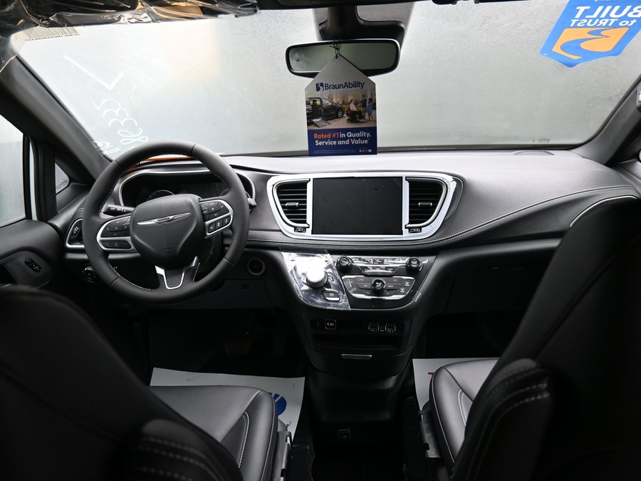 White Chrysler Pacifica image number 12