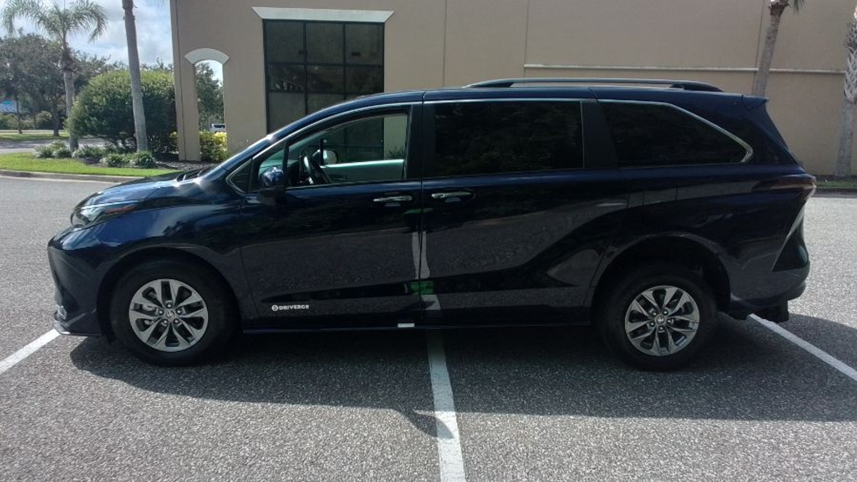 2024 TOYOTA SIENNA - Image 9