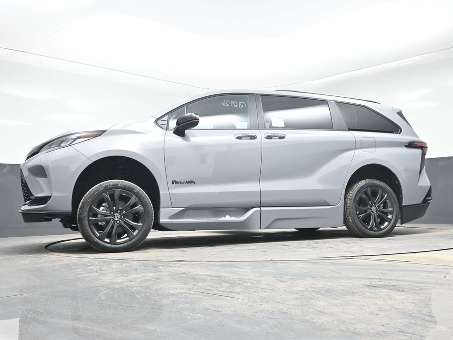 New 2025 Toyota Sienna Hybrid XSE Sport - BraunAbility Side Entry Entry In Floor Automatic Ramp