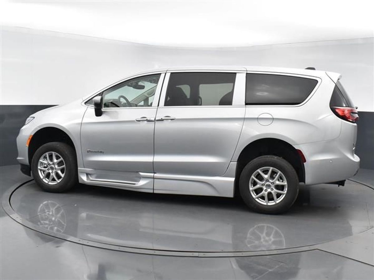 Silver Chrysler Pacifica image number 9