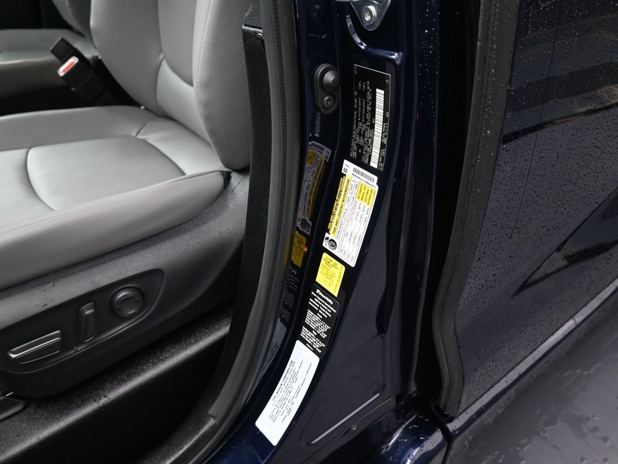 Blue Toyota Sienna image number 16