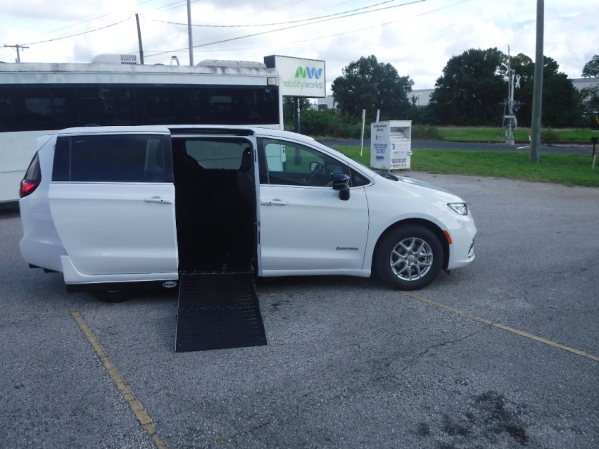 2026 CHRYSLER PACIFICA - Image 1