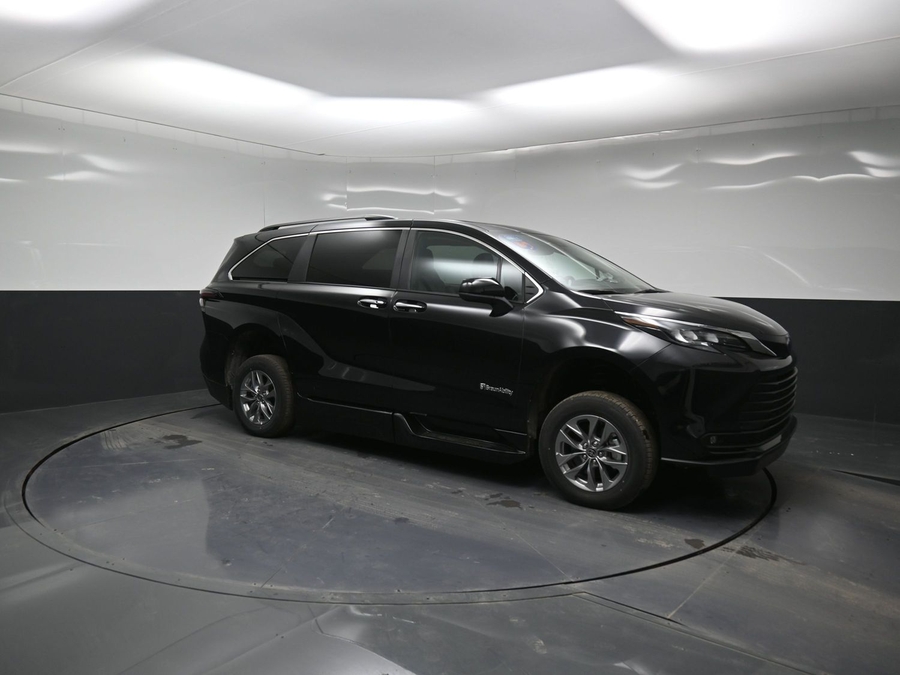 Black Toyota Sienna image number 17