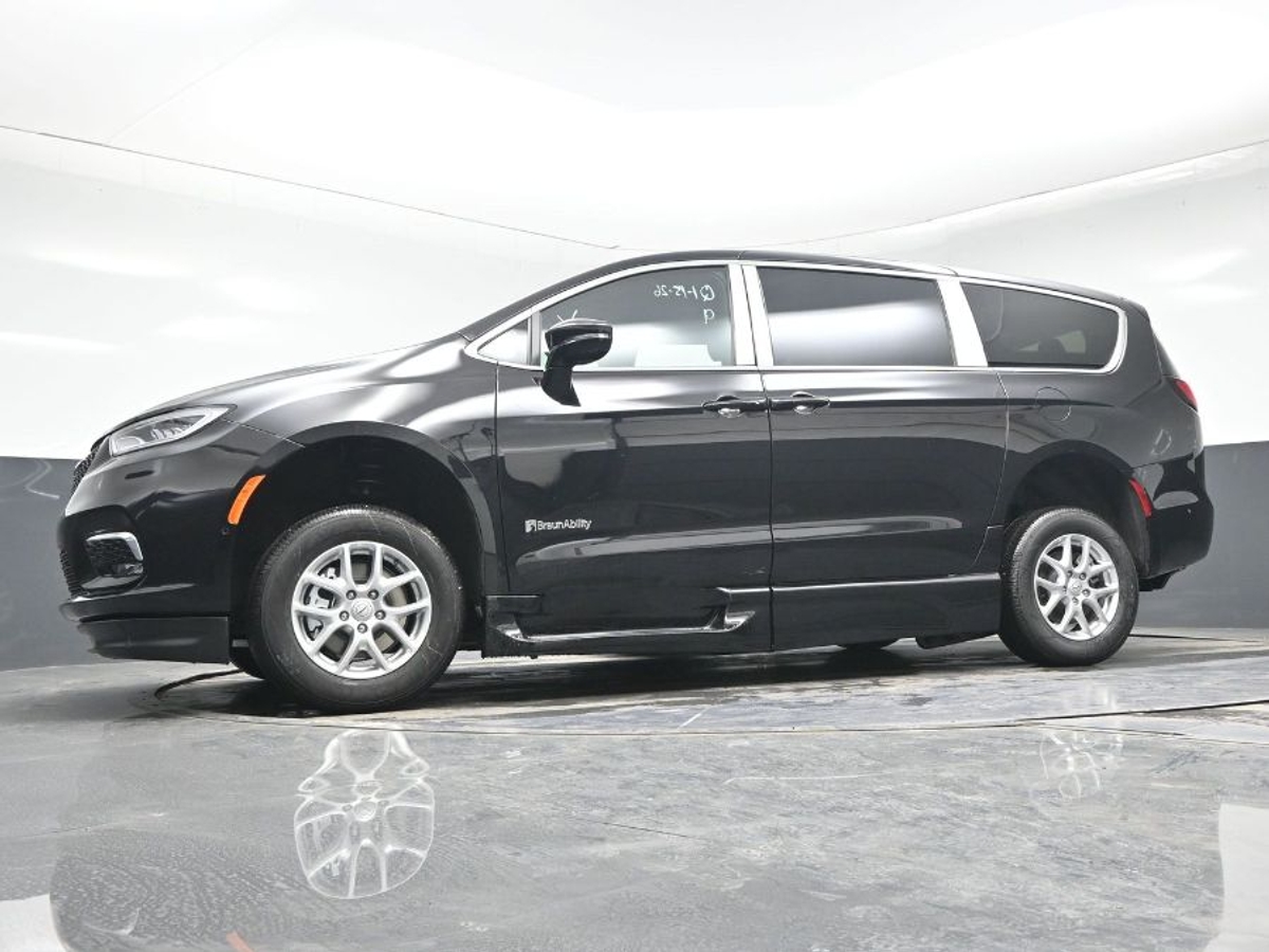 Black Chrysler Pacifica image number 19