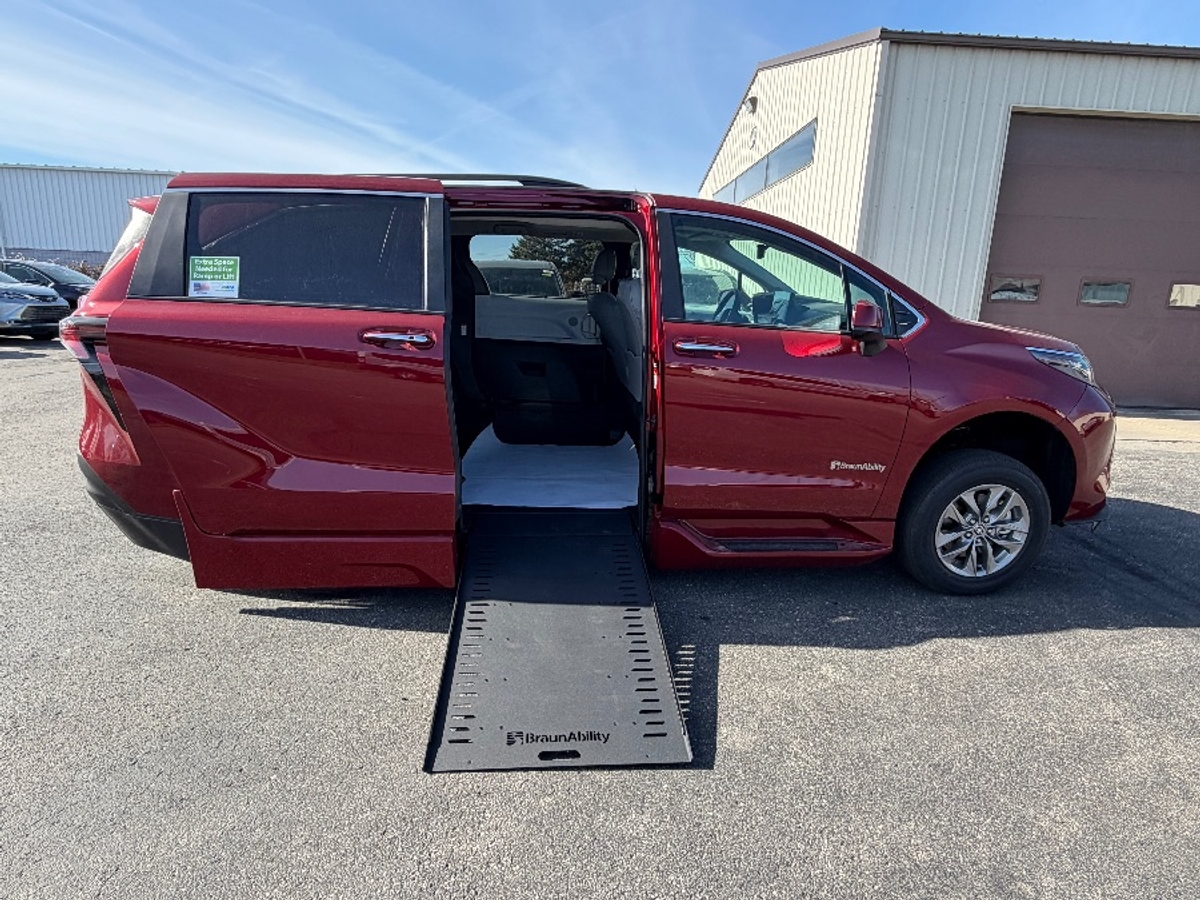2025 Toyota Sienna XLE's photo