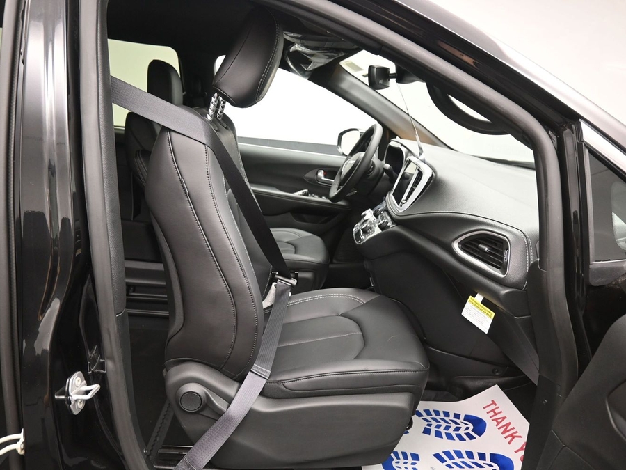 Black Chrysler Pacifica image number 8