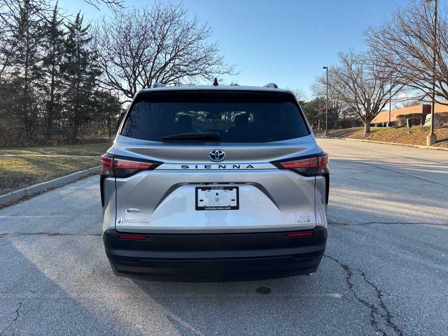 Used 2021 Toyota Sienna Hybrid XLE Base - BraunAbility Side Entry Entry Fold Out Automatic Ramp