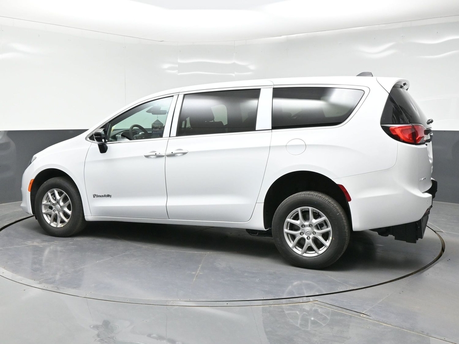 White Chrysler Voyager image number 1