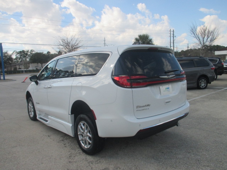 White Chrysler Pacifica image number 3