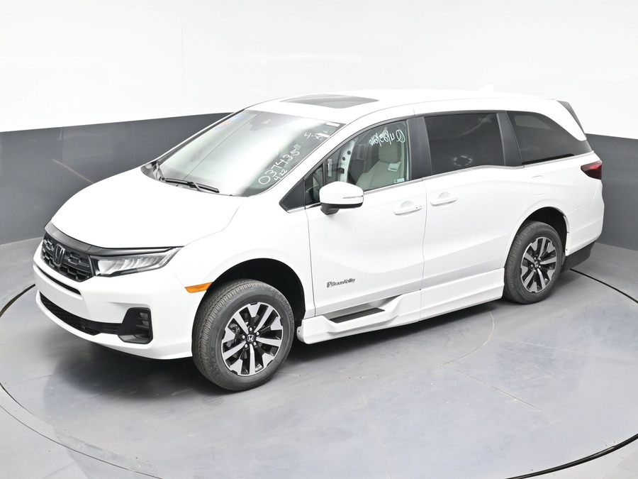 White Honda Odyssey image number 20