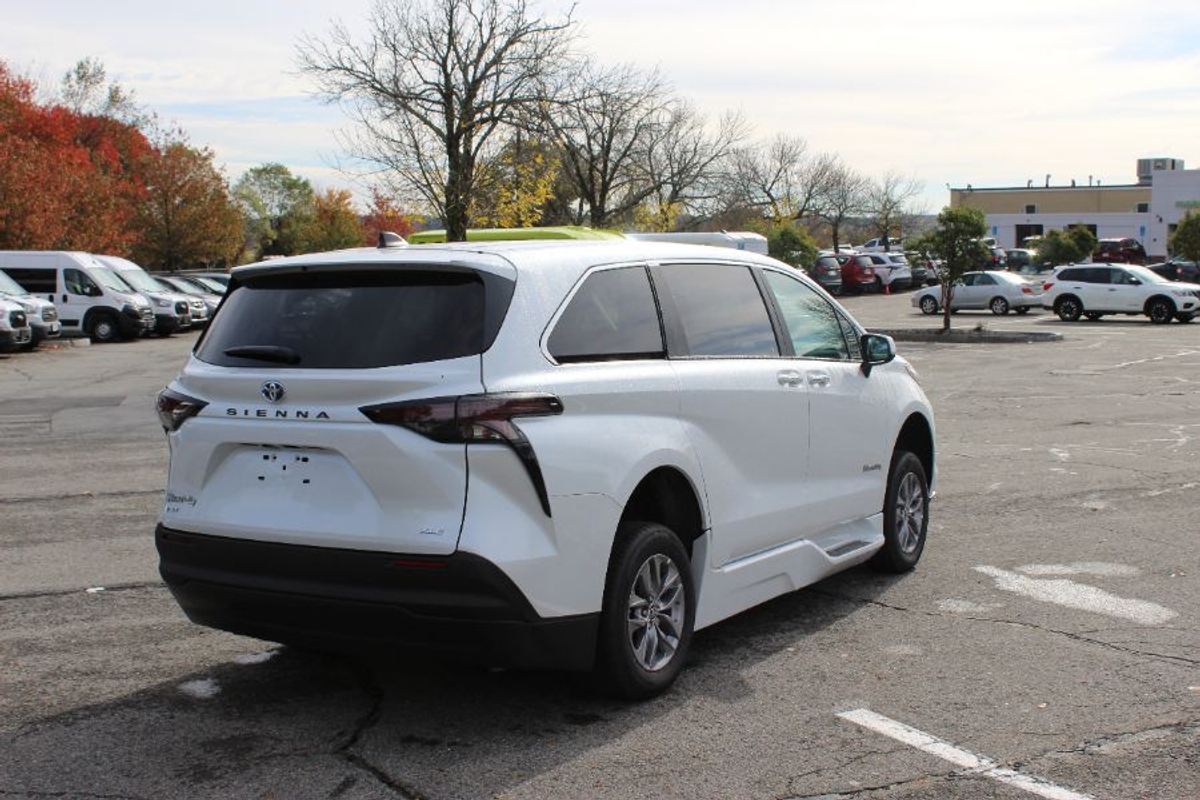 2025 TOYOTA SIENNA - Image 6