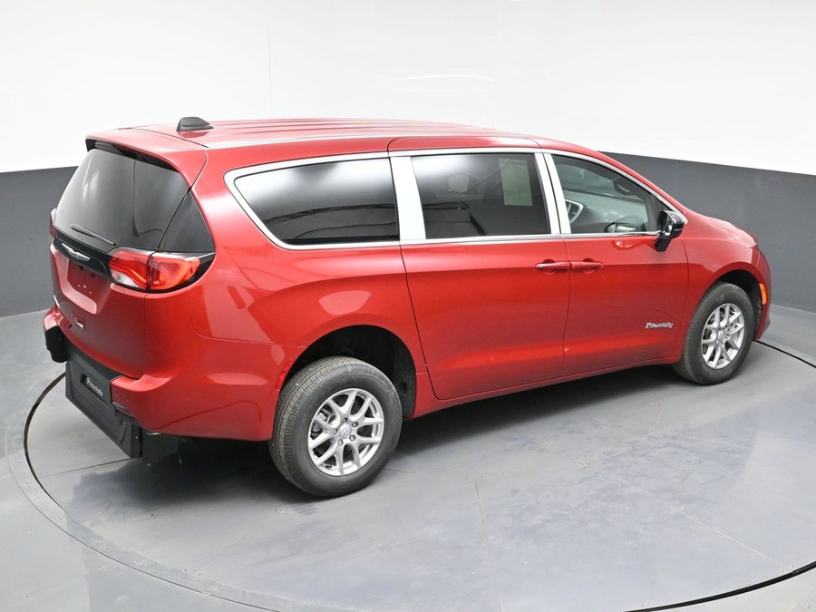 Red Chrysler Voyager image number 24