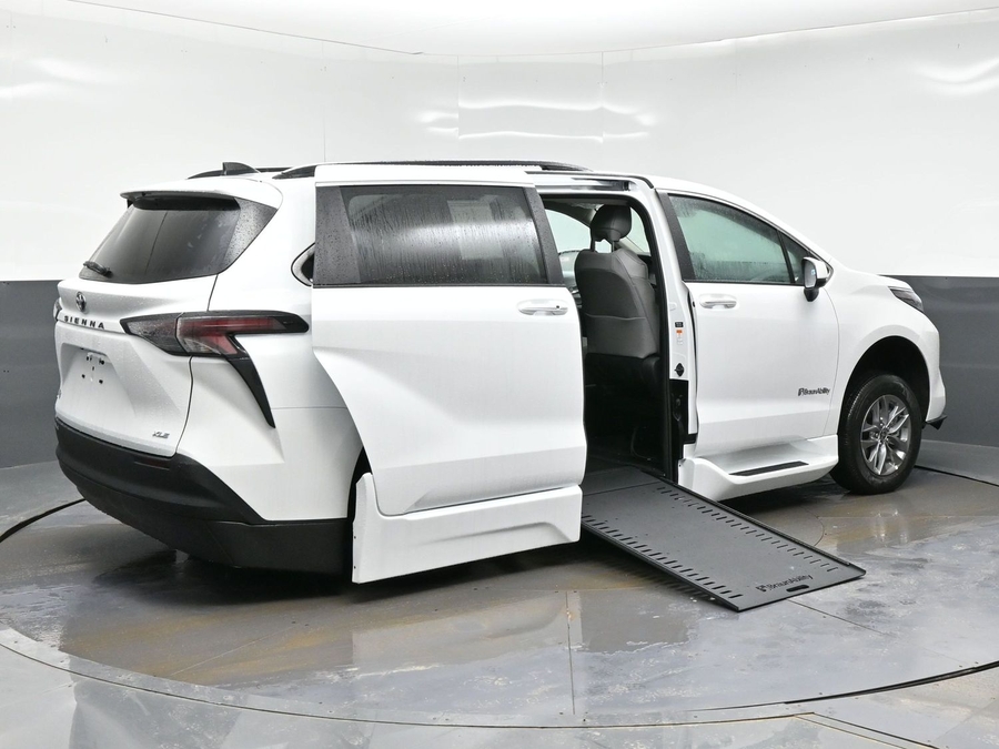 White Toyota Sienna image number 4