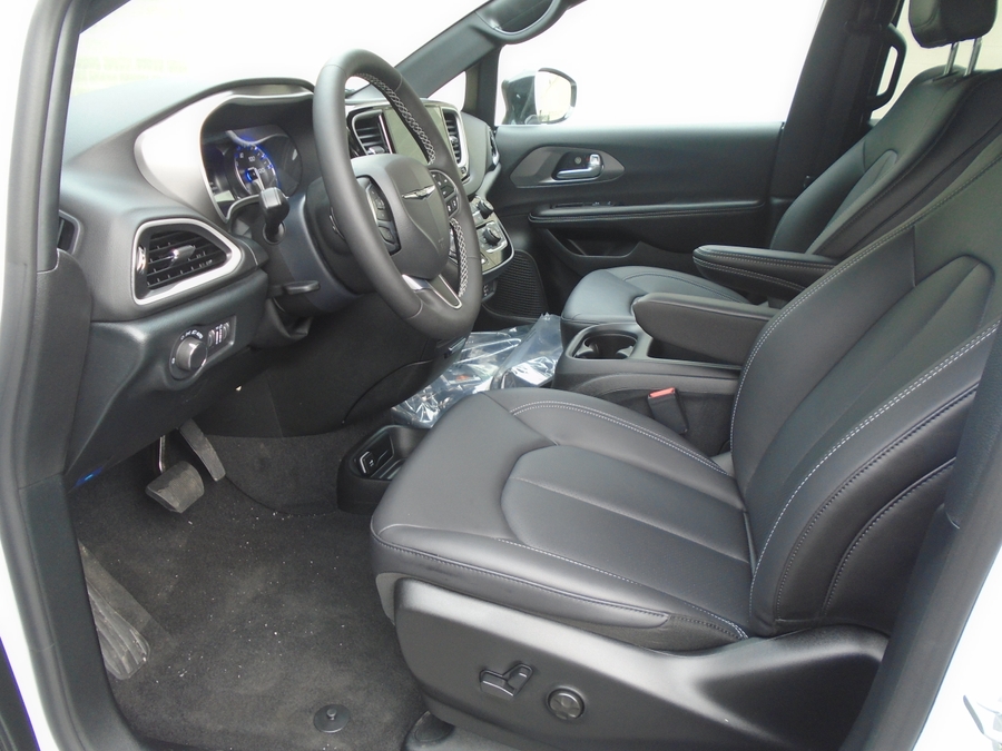 White Chrysler Voyager image number 4