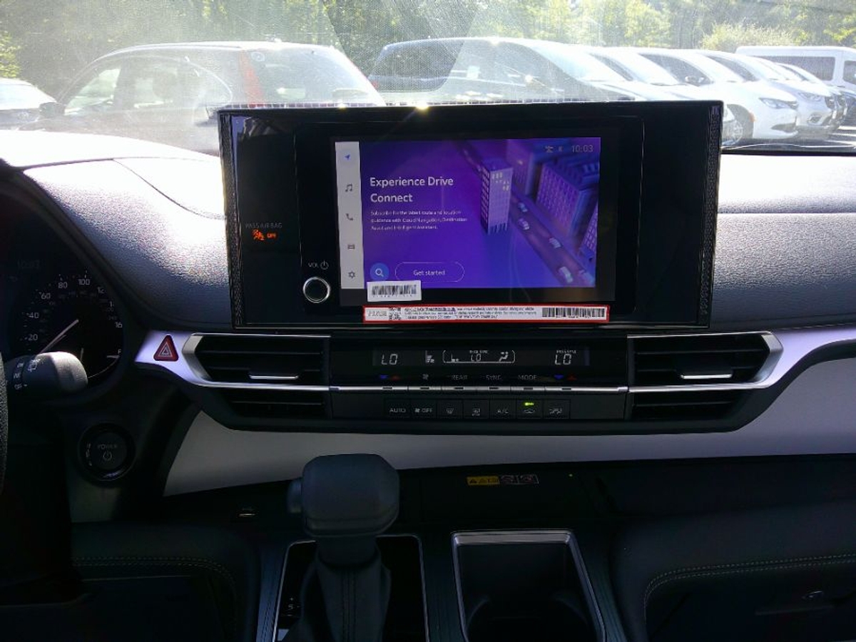 White Toyota Sienna image number 18