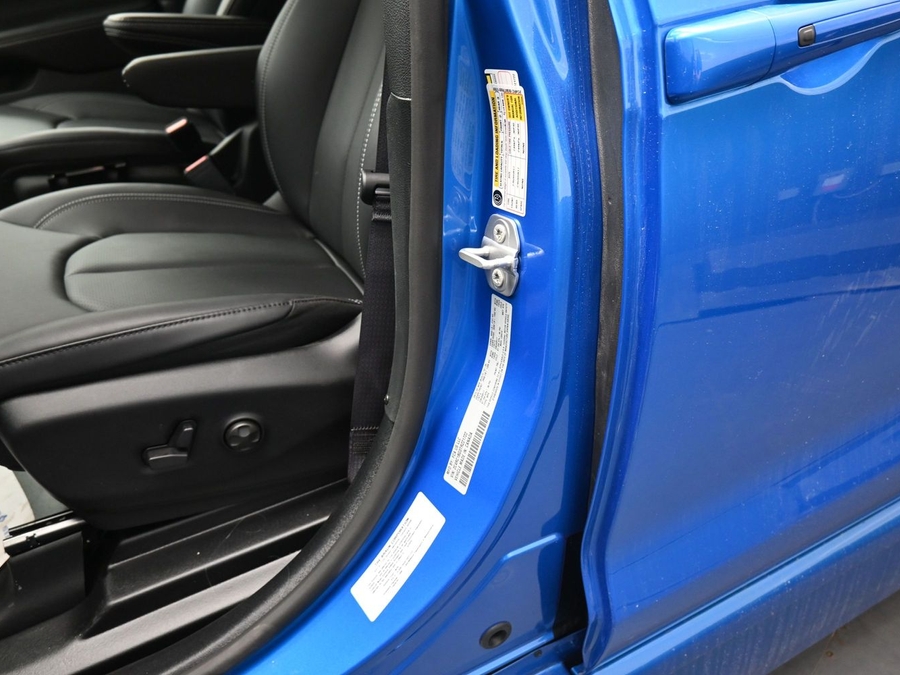 Blue Chrysler Pacifica image number 13