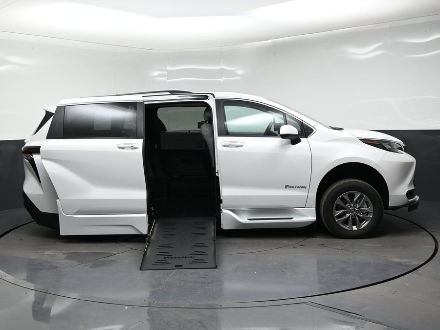 White Toyota Sienna image number 4