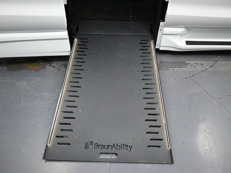 New 2025 Chrysler Pacifica Select Plus - BraunAbility Side Entry Entry In Floor Automatic Ramp