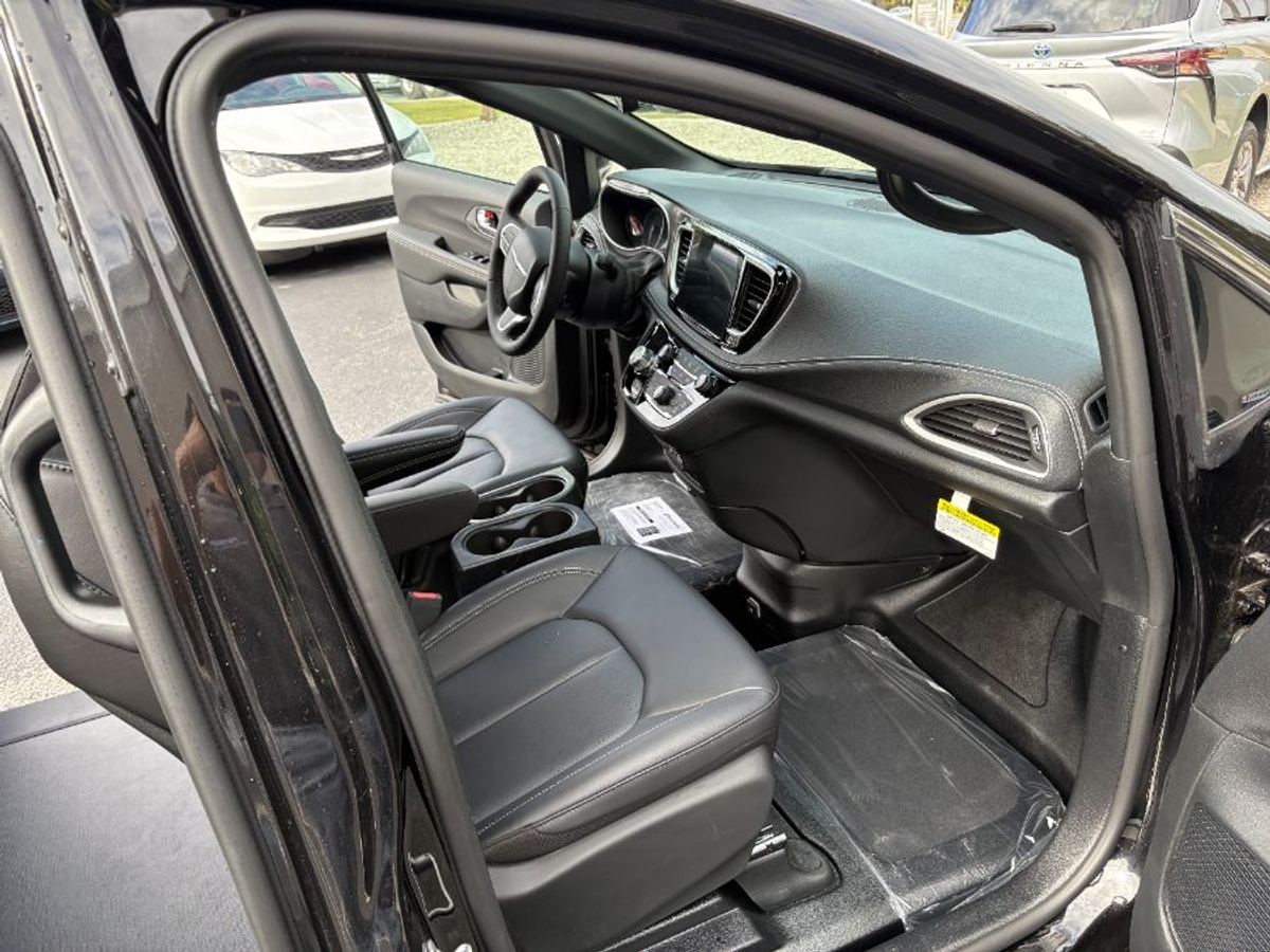 2025 CHRYSLER PACIFICA - Image 17