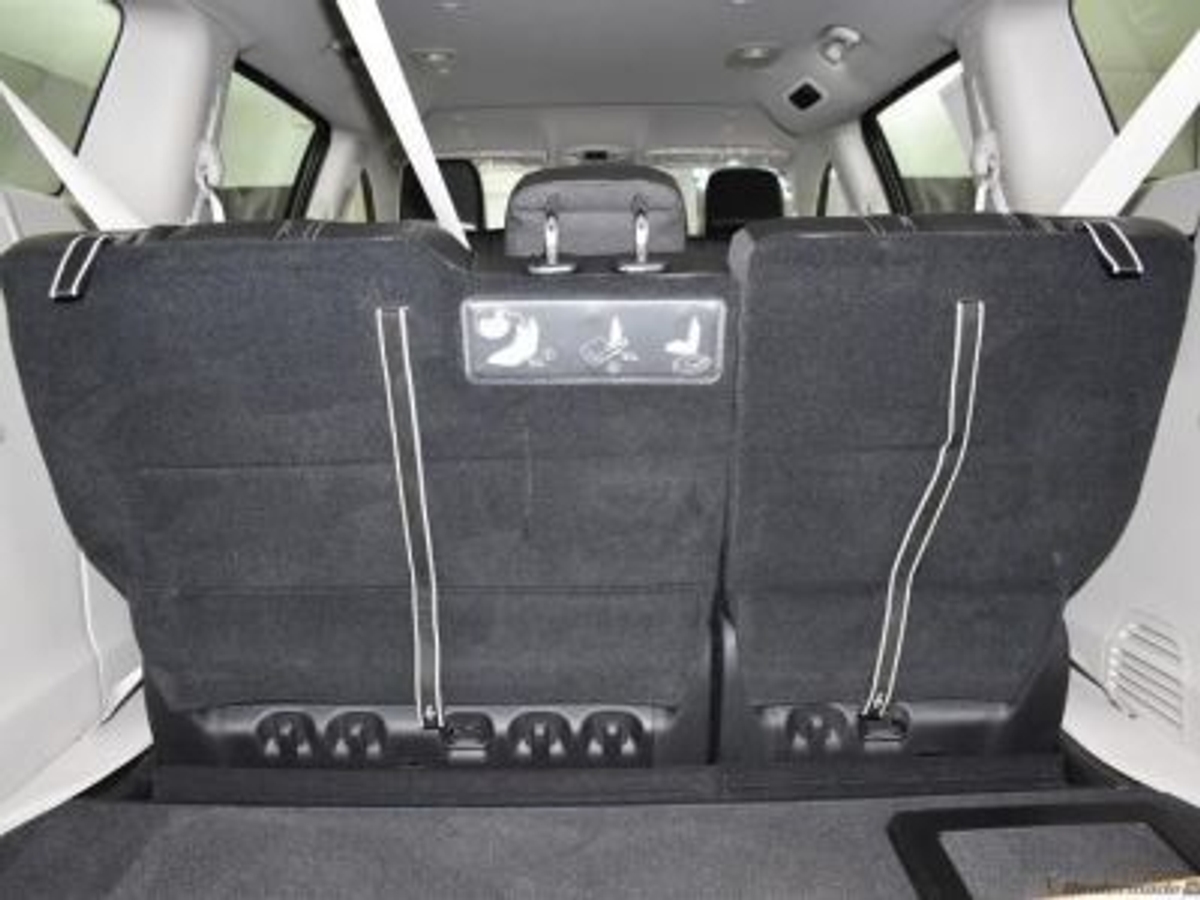 Grey Chrysler Voyager image number 9