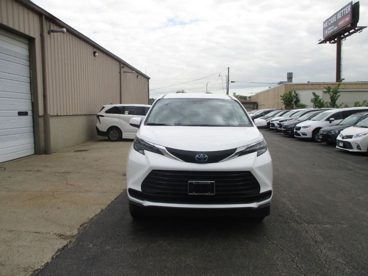 White Toyota Sienna image number 1