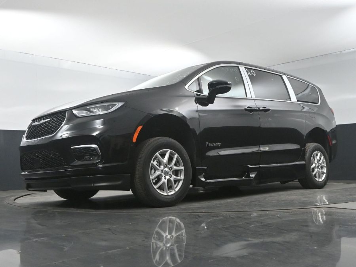 Black Chrysler Pacifica image number 19