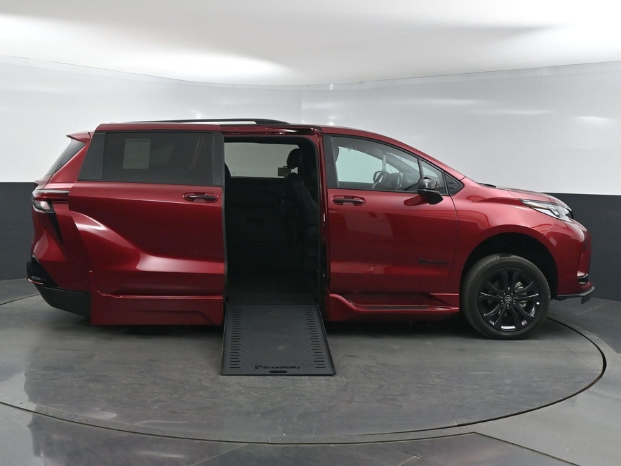 New 2025 Toyota Sienna Hybrid XSE Sport - BraunAbility Side Entry Entry In Floor Automatic Ramp