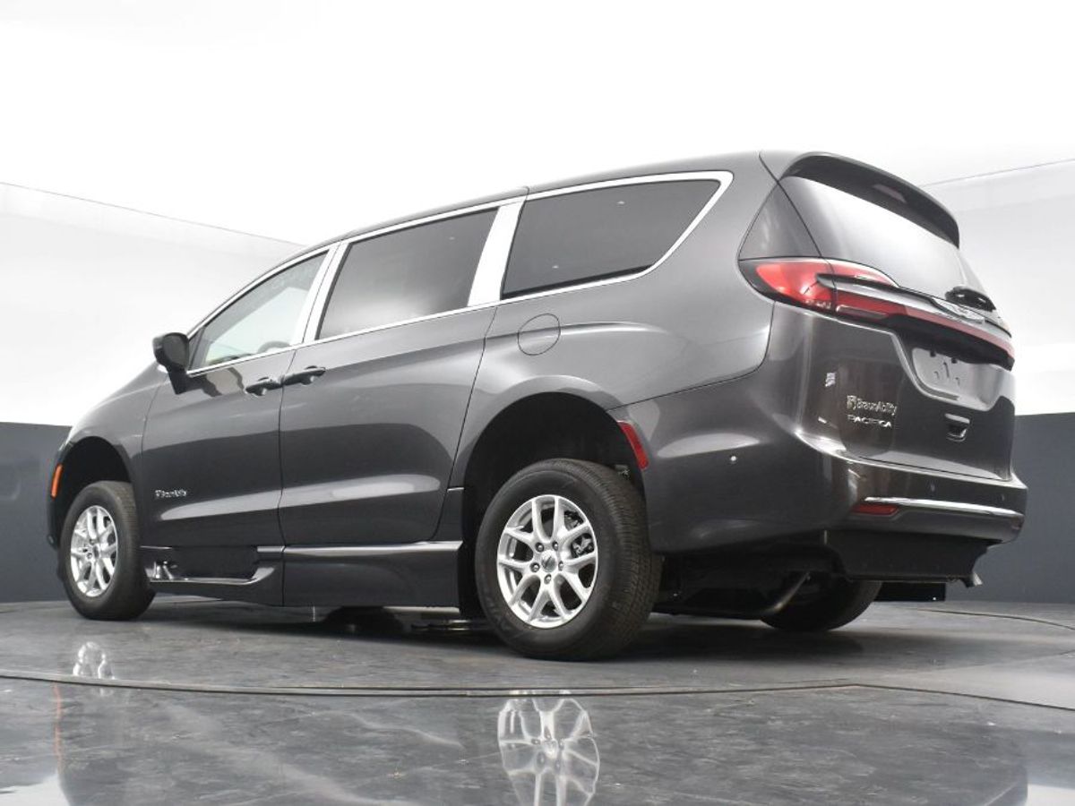 Grey Chrysler Pacifica image number 11