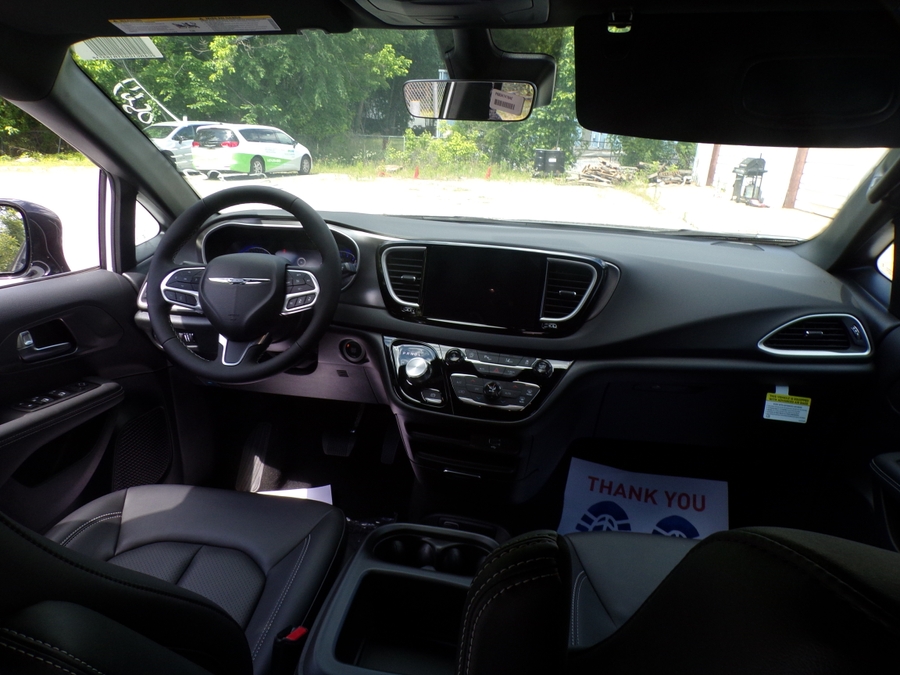 White Chrysler Voyager image number 8
