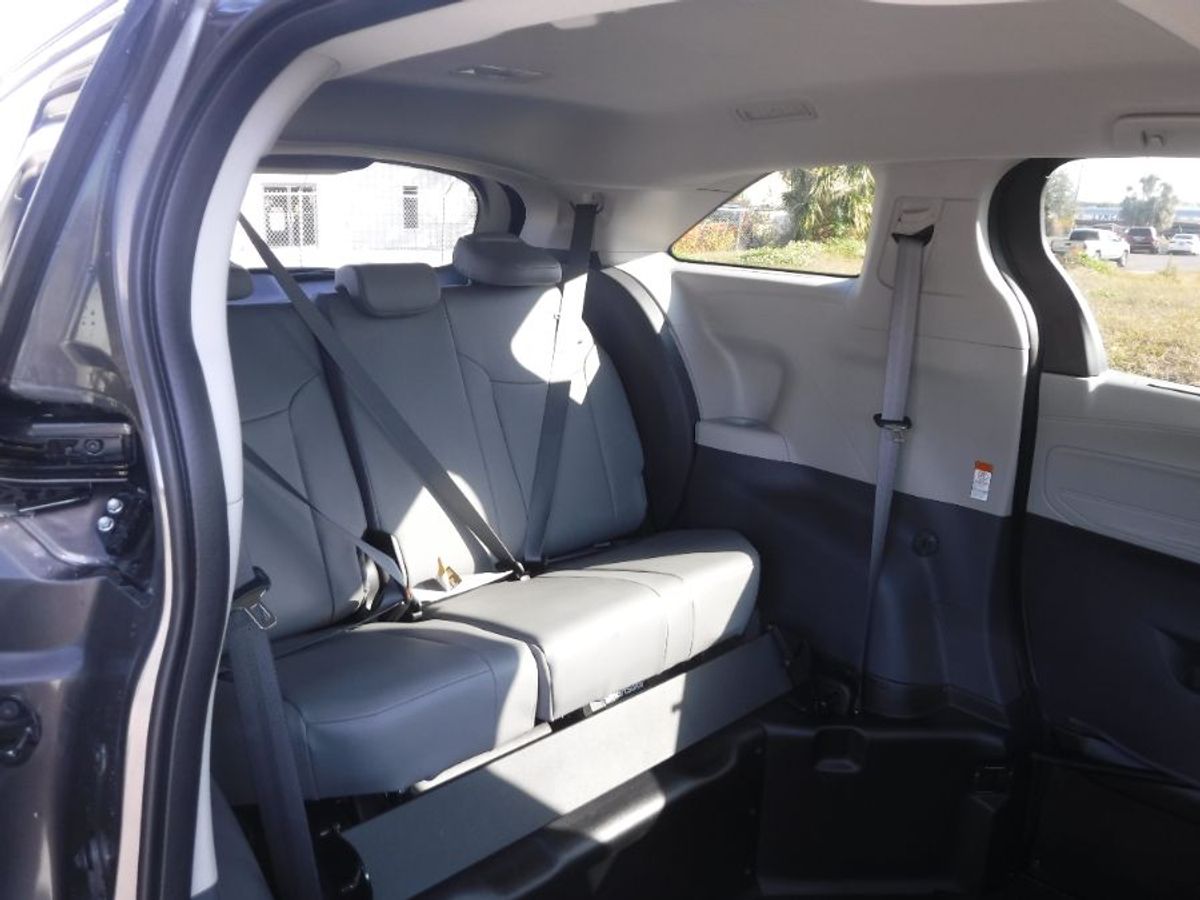 Toyota Sienna gris imagen número 17
