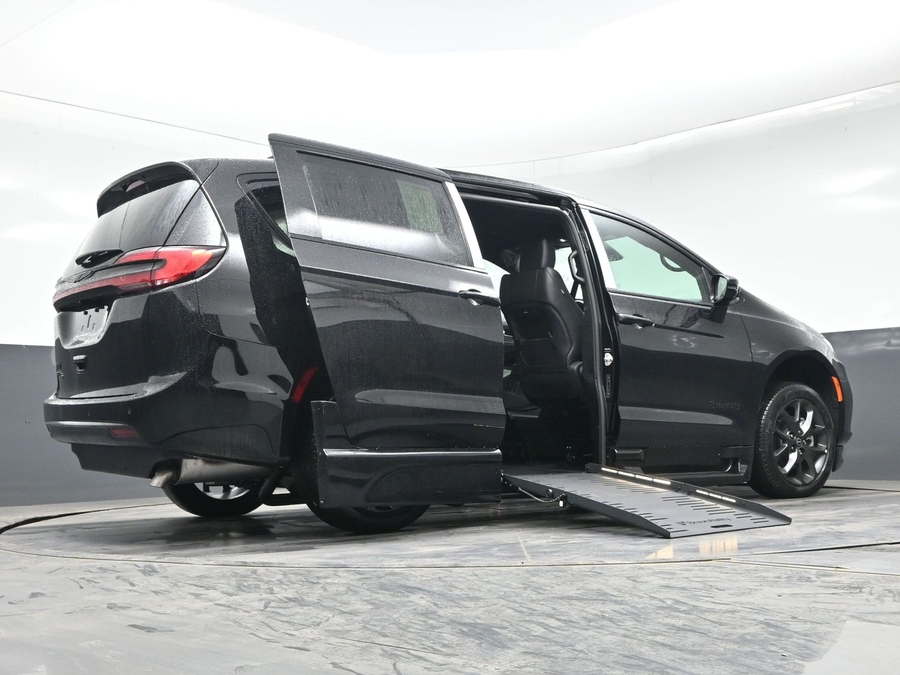 New 2026 Chrysler Pacifica Select Sport - BraunAbility Side Entry Entry Fold Out Automatic Ramp