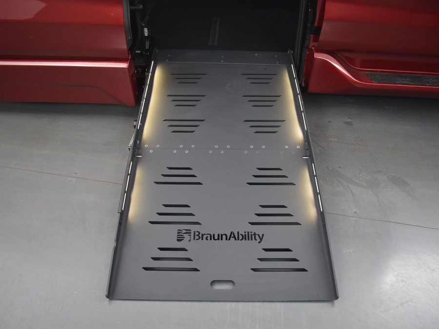 New 2025 Toyota Sienna Hybrid LE - BraunAbility Side Entry Entry Fold Out Automatic Ramp