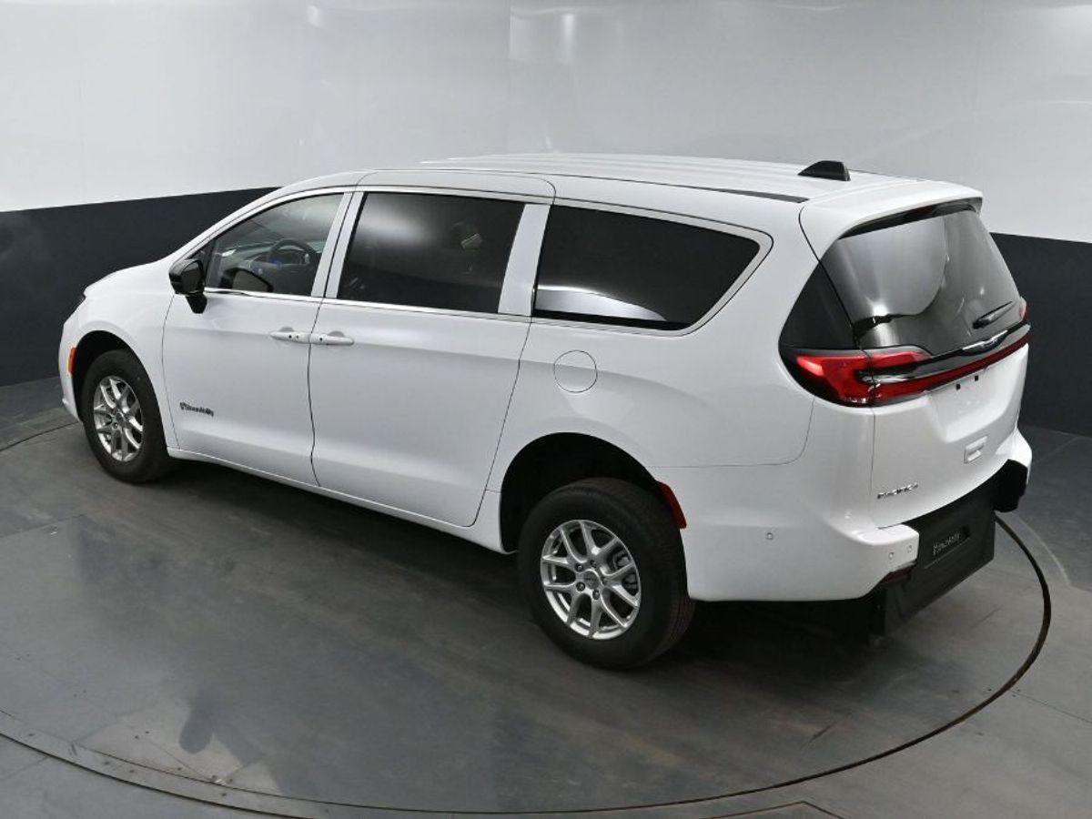 White Chrysler Pacifica image number 12