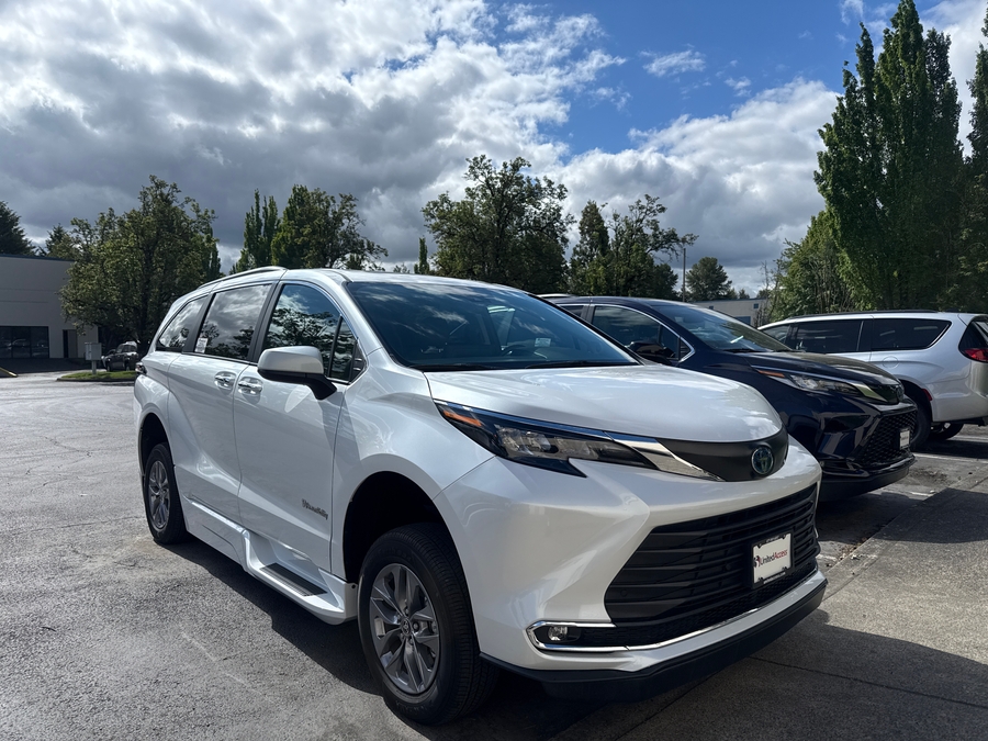 Used 2024 Toyota Sienna Hybrid XLE Plus - BraunAbility Side Entry Entry Fold Out Automatic Ramp