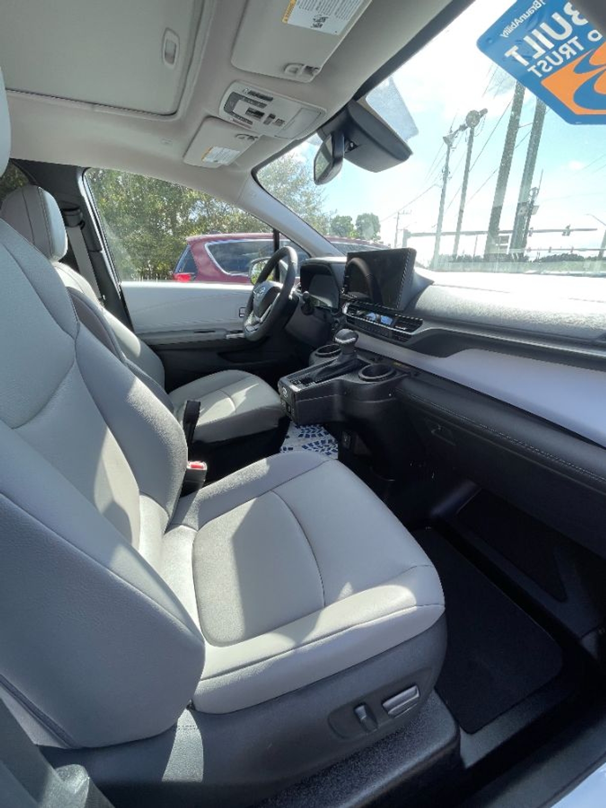 2025 TOYOTA SIENNA - Image 17