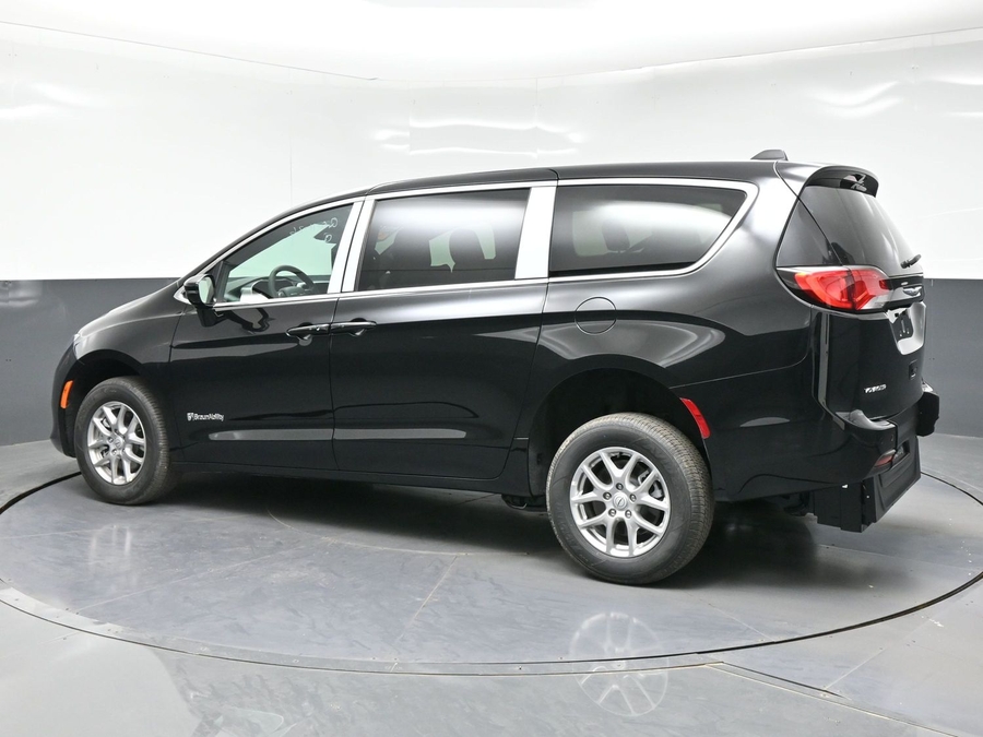 Black Chrysler Voyager image number 1
