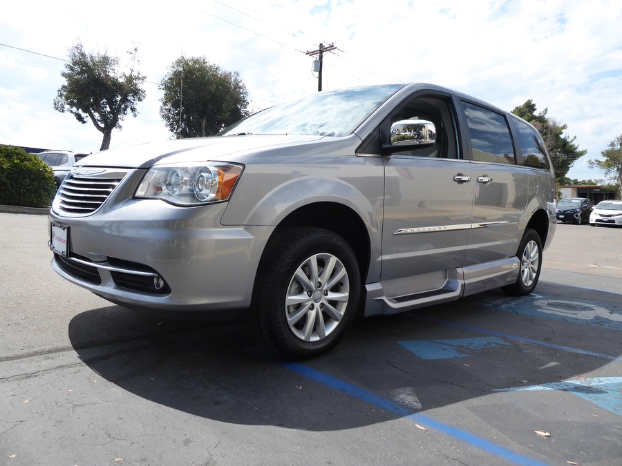 Used 2016 Chrysler Town and Country Limited Platinum - VMI Side Entry In Floor Automatic Ramp