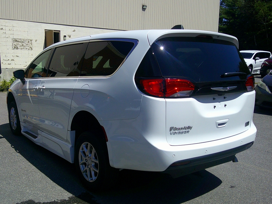White Chrysler Voyager image number 5