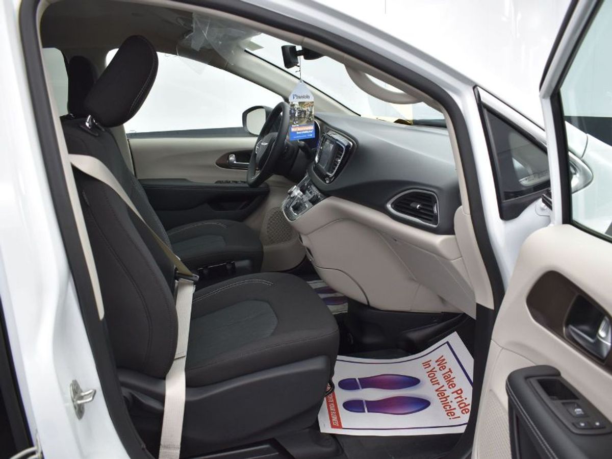 White Chrysler Voyager image number 1