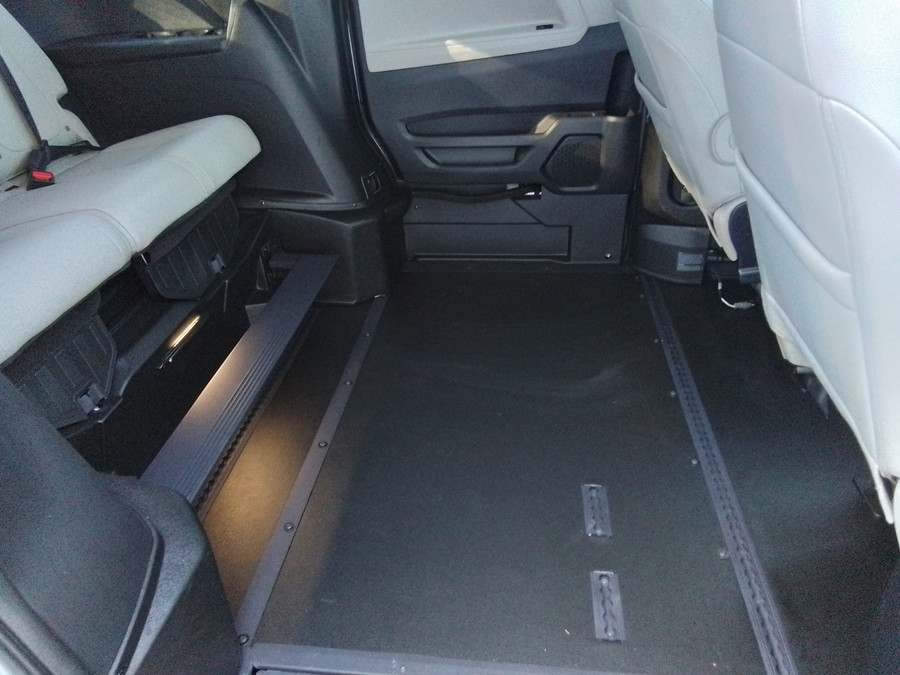 Silver Honda Odyssey image number 43
